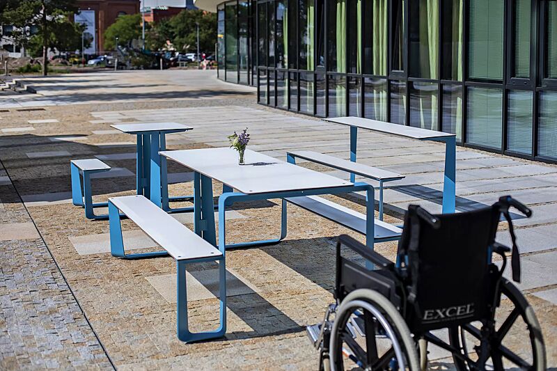 bank-tisch-kombination-rautster__shoKAT0066297 Bank-Tisch-Kombination RAUTSTER, einseitig barrierefrei, mit HPL-Auflage in weiß, Stahlteile in RAL 5015 himmelblau