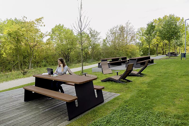 bank-tisch-kombination-waver__shoKAT0075848 Bank-Tisch-Kombination WAVER mit Hartholzbelattung, Stahlteile in RAL 7016 anthrazitgrau, sowie Liegebank RIVAGE