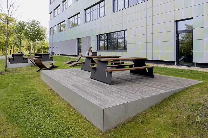 bank-tisch-kombination-waver__shoKAT0075850 Bank-Tisch-Kombination WAVER mit Hartholzbelattung, Stahlteile in RAL 7016 anthrazitgrau, sowie Liegebank RIVAGE