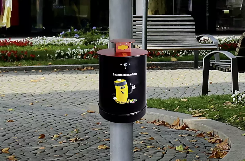 Batteriesammler OSHAWA, Korpus in schwarz matt, Deckel in RAL 3002 karminrot