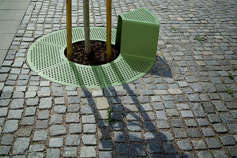 baumschutzrost-sinus__shoKAT0019214 Baumschutzrost SINUS mit 1 Sitz, Sitz ohne Kunststoffnoppen, in RAL 6010 grasgrün