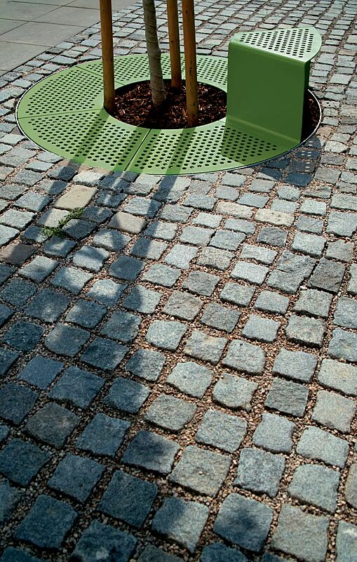 baumschutzrost-sinus__shoKAT0051547 Baumschutzrost SINUS mit 1 Sitz, Sitz ohne Kunststoffnoppen, in RAL 6010 grasgrün