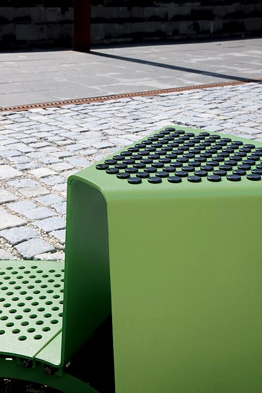 baumschutzrost-sinus__shoKAT0051552 Detail: Sitz mit Kunststoffnoppen