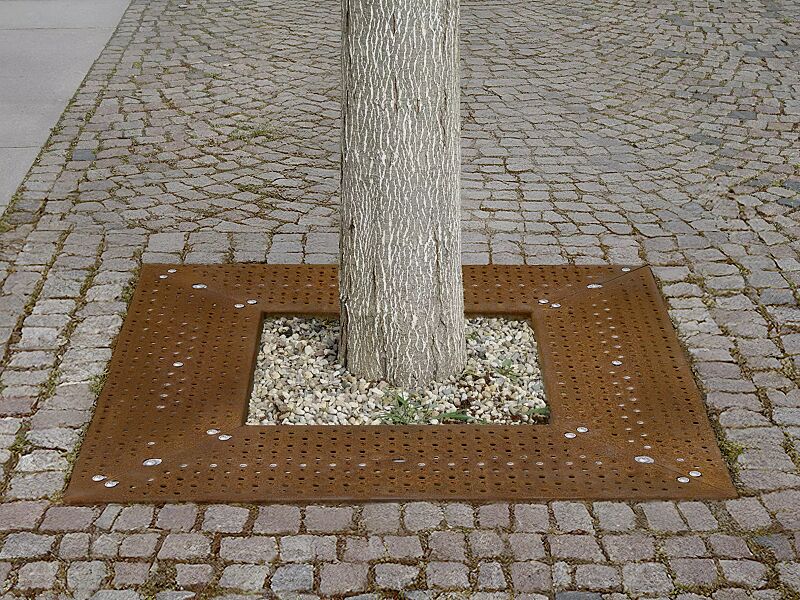 Baumschutzrost TABER, Breite x Tiefe 1000 x 1000 mm, Unterkonstrukion verzinkt, Blechprofil-Segmente mit Prägung City aus Cortenstahl