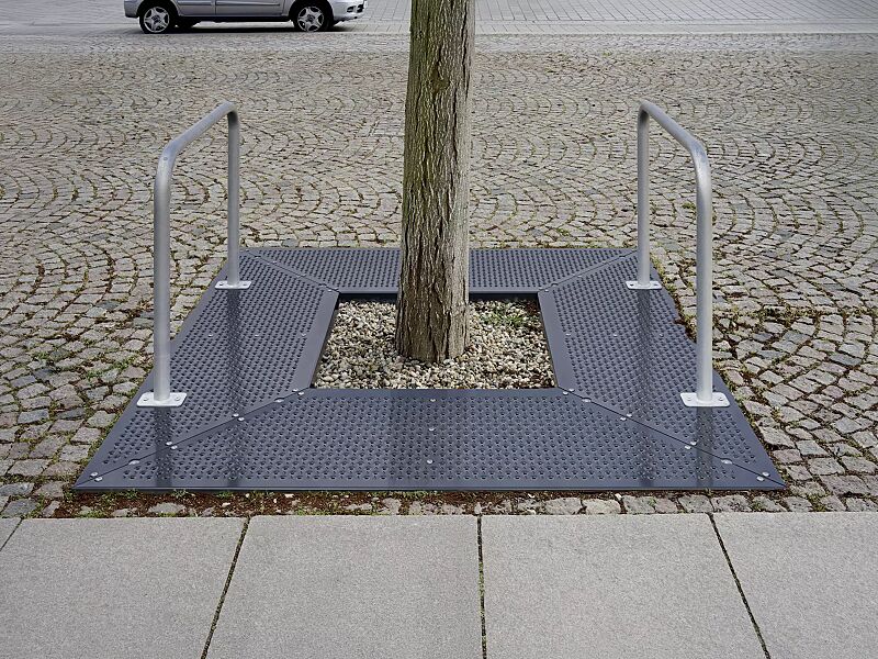 Baumschutzrost TABER, Breite x Tiefe 2000 x 2000 mm, mit Fahrradanlehnbügel aus verzinktem Stahl, Unterkonstrukion verzinkt, Blechprofil-Segmente mit Prägung City in RAL 7016 anthrazitgrau