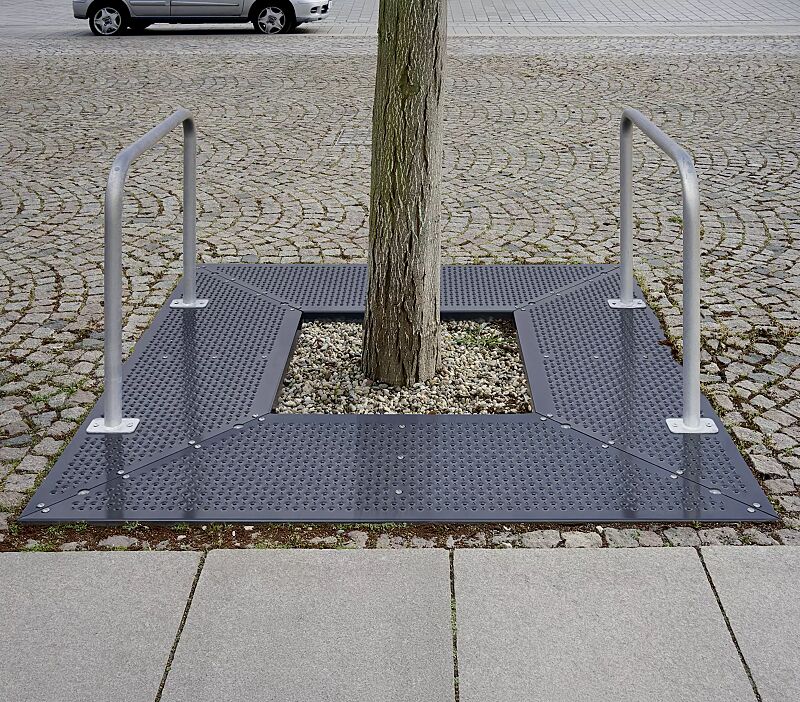 Baumschutzrost TABER, Breite x Tiefe 2000 x 2000 mm, mit Fahrradanlehnbügel aus verzinktem Stahl, Unterkonstrukion verzinkt, Blechprofil-Segmente mit Prägung City in RAL 7016 anthrazitgrau