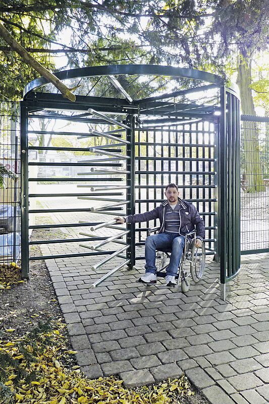 Behindertengerechtes Drehkreuz FESTOS mit Übersteigschutz, Stahlteile in RAL 6005 moosgrün