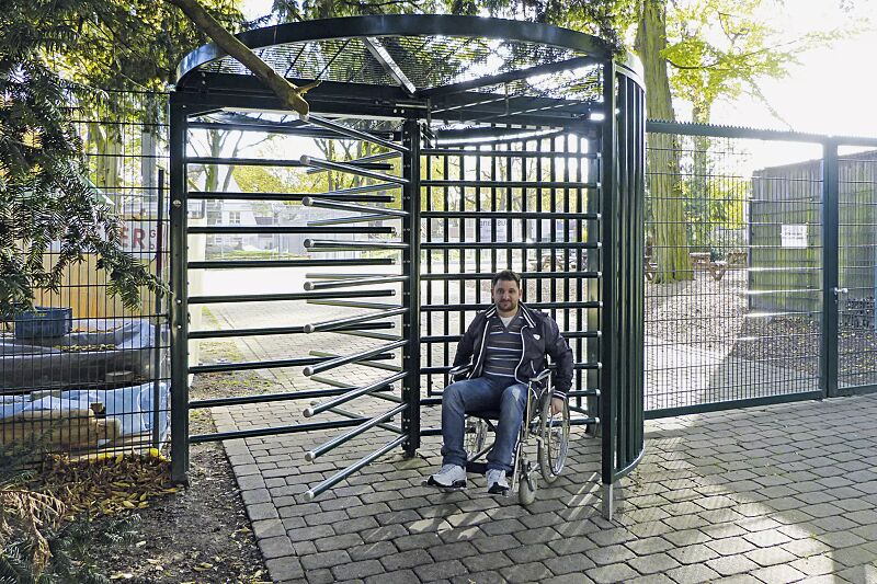 Behindertengerechtes Drehkreuz FESTOS mit Übersteigschutz, Stahlteile in RAL 6005 moosgrün