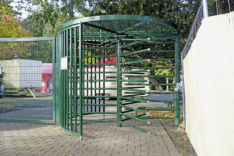 Behindertengerechtes Drehkreuz FESTOS mit Übersteigschutz, Stahlteile in RAL 6005 moosgrün