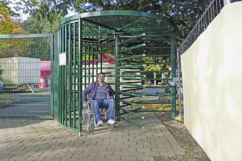 Behindertengerechtes Drehkreuz FESTOS mit Übersteigschutz, Stahlteile in RAL 6005 moosgrün