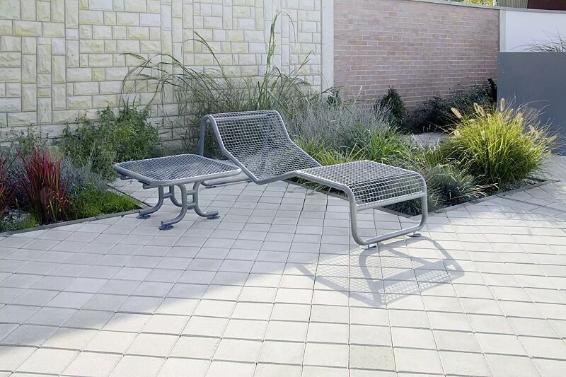 Liegebank und Beistelltisch RESTING in RAL 9007 graualuminium