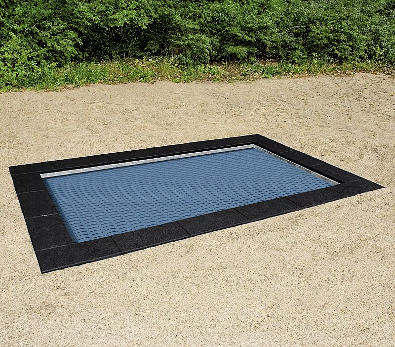 Bodentrampolin BUZO, Umrandung in schwarz, Sprungmatte in RAL 5024 pastellblau