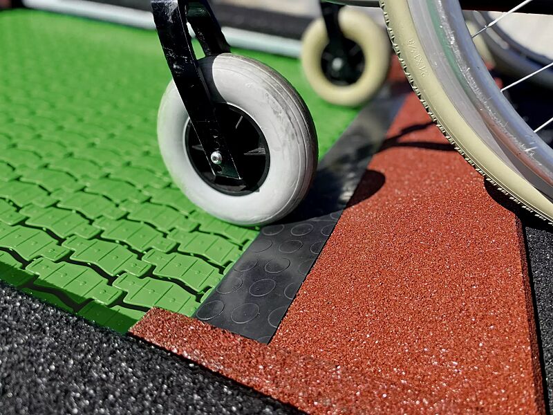 Bodentrampolin RANDI, Umrandung in schwarz sowie rot-braun, Sprungmatte ähnlich RAL 6029 minzgrün