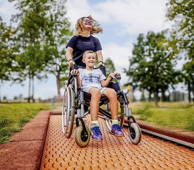 Bodentrampolin RANDI, Umrandung in rot-braun, Sprungmatte ähnlich RAL 2005 leuchtorange