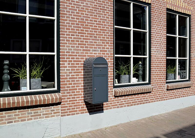 Brief- und Paketkasten BOBI CARGO zur Wandbefestigung, mit Edelstahleinwurfklappe, Stahlteile in RAL 7016 anthrazitgrau