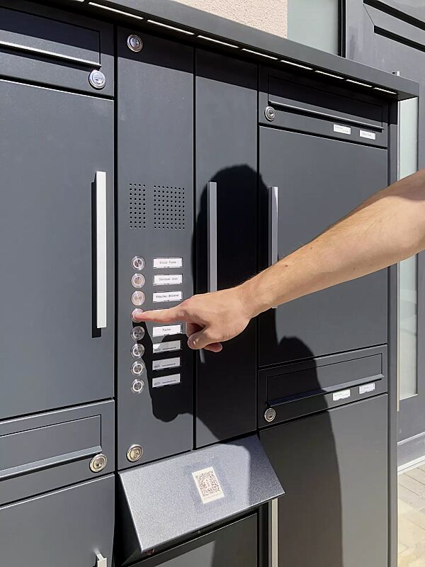 brief--und-paketkastenanlage-ain__shoKAT0067986 Klingeltaster betätigen.