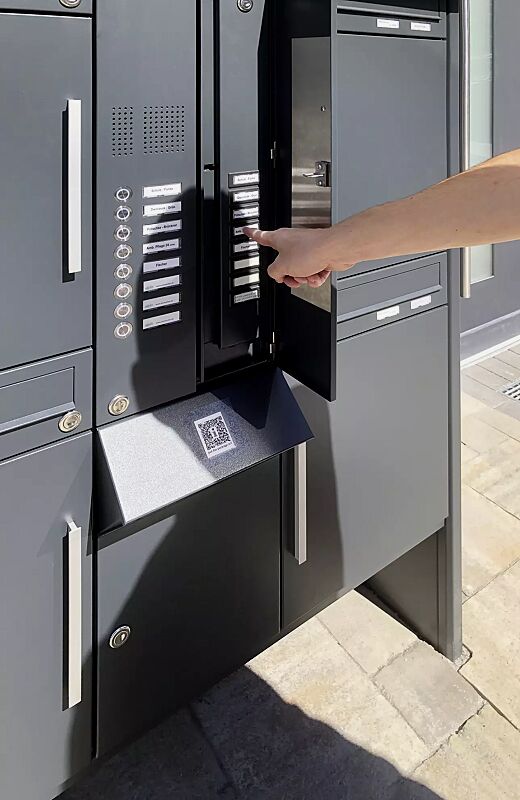 brief--und-paketkastenanlage-ain__shoKAT0067988 Tür zu den Paketfachklingeltaster öffnet sich, erneut klingeln.