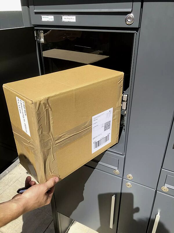 brief--und-paketkastenanlage-ain__shoKAT0067989 Paketfachtür öffnet sich.Zustellen – Glastür nach Innen drücken und Paket komplett einlegen.