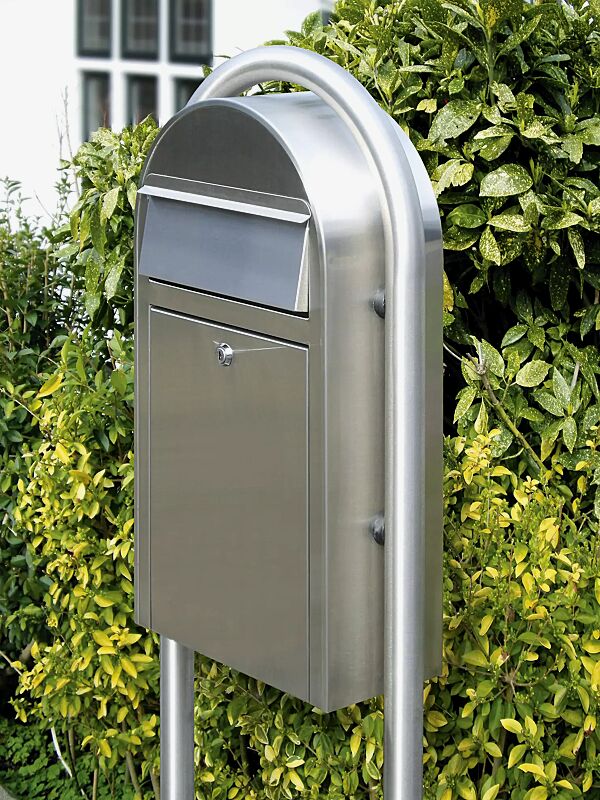 briefkasten-bobi-grande-s__shoKAT0015689 Briefkasten BOBI GRANDE S mit Bogenständer BOBI ROUND, aus Edelstahl