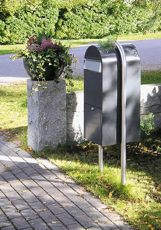 briefkasten-bobi-jumbo__shoKAT0015142 Briefkasten BOBI JUMBO in RAL 7016 anthrazitgrau mit Edelstahlbogenständer BOBI ROUND (Mehrpreis)