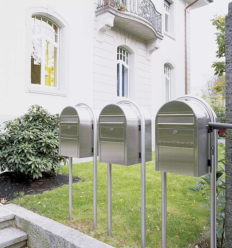 3 Briefkästen BOBI SWISS, mit Bogenständer BOBI ROUND, aus Edelstahl