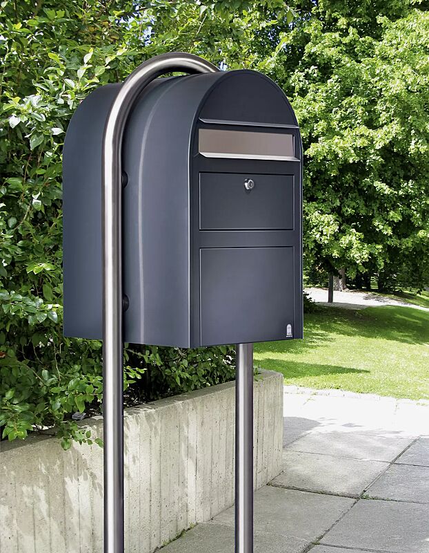 Briefkasten BOBI SWISS, in RAL 7016 anthrazitgrau, mit Edelstahlbogenständer BOBI ROUND (Mehrpreis)