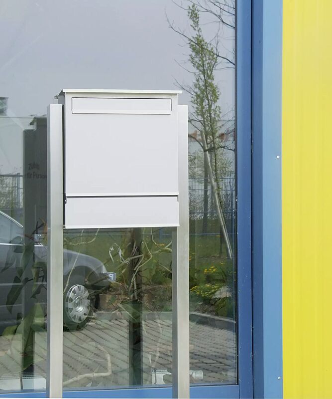 Briefkasten VERNON mit Zeitungsfach, in RAL 9010 reinweiß, mit Säulen zum Einbetonieren (Zubehör)