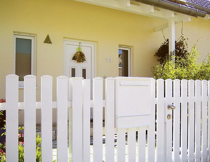 briefkasten-vernon__shoKAT0041374 Briefkasten VERNON mit Zeitungsfach, hinterer Entnahme und Schmetterlingsdach in RAL 9010 reinweiß