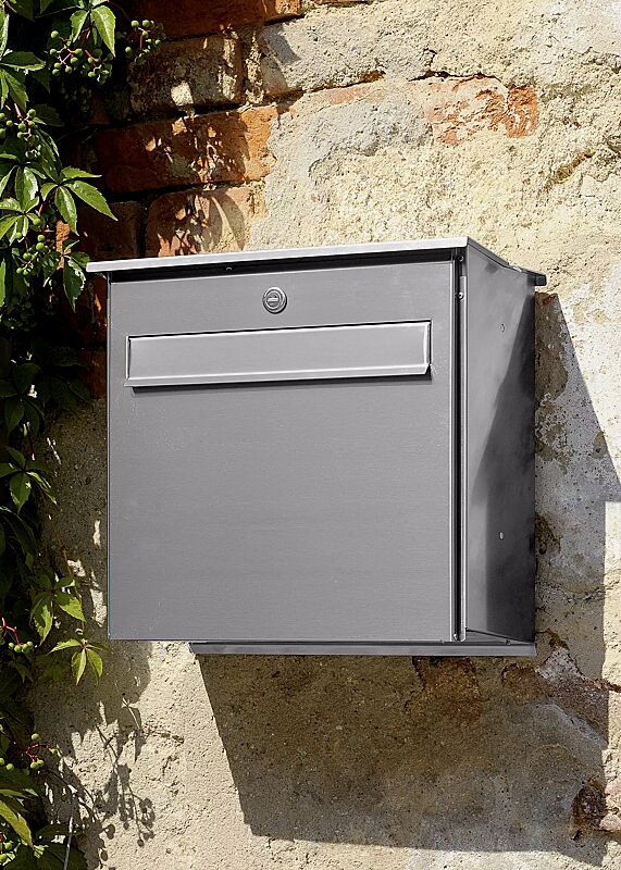 briefkasten-vernon__shoKAT0041448 Briefkasten VERNON mit vorderer Entnahme und Schmetterlingsdach, aus gebürstetem Edelstahl