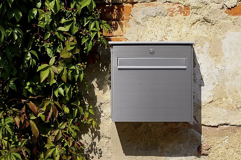 briefkasten-vernon__shoKAT0041449 Briefkasten VERNON mit vorderer Entnahme und Flachdach, aus gebürstetem Edelstahl