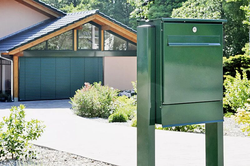 briefkasten-vernon__shoKAT0041450 Briefkasten VERNON mit Zeitungsfach, vorderer Entnahme, Flachdach und Säulen zum Einbetonieren (Zubehör), in RAL 6005 moosgrün