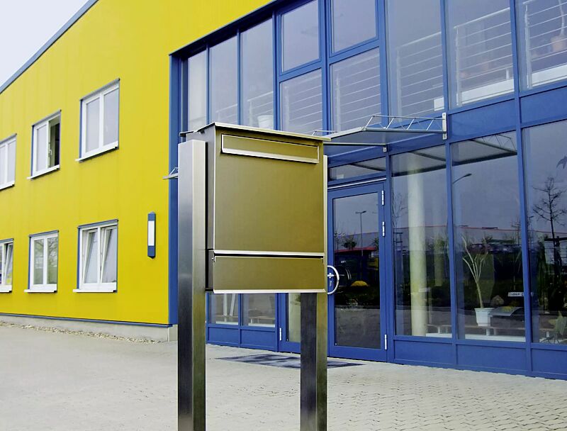 briefkasten-vernon__shoKAT0041451 Briefkasten VERNON mit Zeitungsfach, hintere Entnahme, Schmetterlingsdach und Säulen zum Einbetonieren (Zubehör), aus gebürstetem Edelstahl