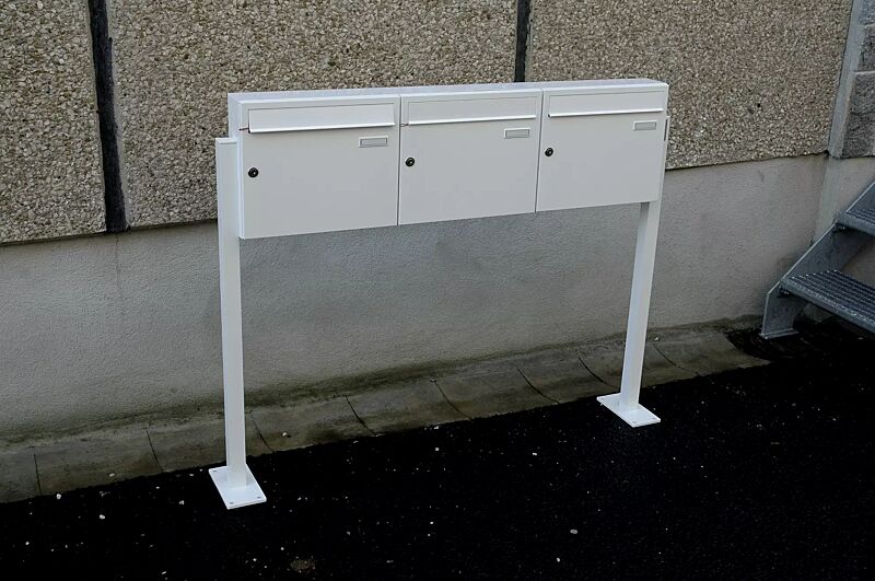 briefkastenanlage-bretagne__shoKAT0008521 Behindertengerechte Briefkastenanlage BRETAGNE mit 3 Briefkästen, zum Aufdübeln (Mehrpreis), in RAL 9016 verkehrsweiß