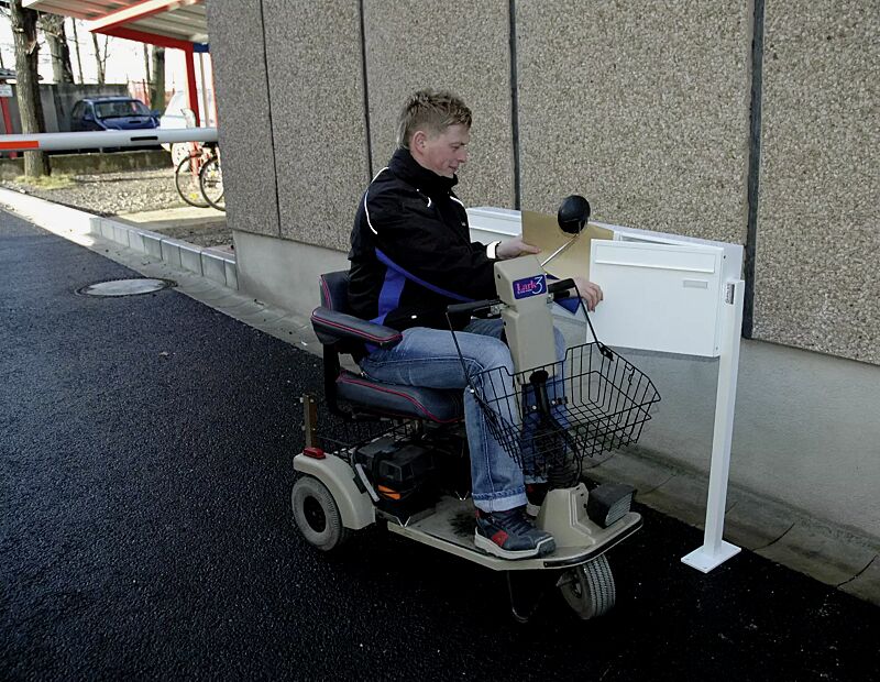 briefkastenanlage-bretagne__shoKAT0012714 Behindertengerechte Briefkastenanlage BRETAGNE mit 3 Briefkästen, zum Aufdübeln (Mehrpreis), in RAL 9016 verkehrsweiß