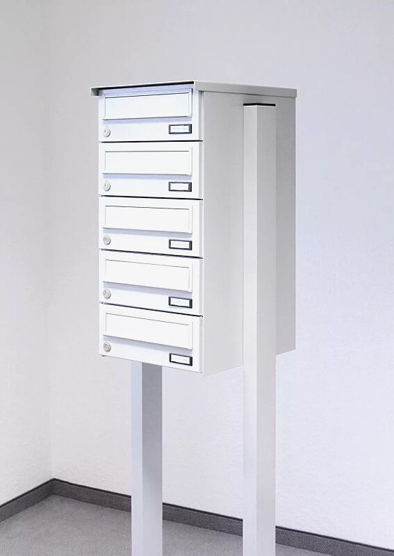 briefkastenanlage-nantes__shoKAT0015422 freistehende Anlage NANTES zum Aufdübeln, mit 5 Briefkästen, in RAL 9016 verkehrsweiß