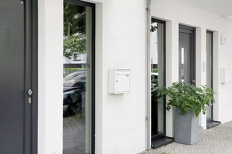 briefkastenanlage-nizza-new__shoKAT0056131 Aufputzanlage NIZZA NEW mit 1 Briefkasten, in RAL 9016 verkehrsweiß