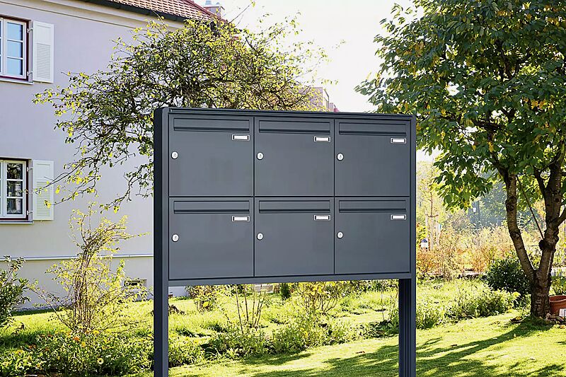 briefkastenanlage-nizza-new__shoKAT0069837 freistehende Anlage NIZZA NEW mit 6 Briefkästen, zum Aufdübeln, in RAL 7016 anthrazitgrau (auf Anfrage)