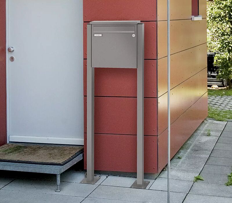 briefkastenanlage-ragusa__shoKAT0067788 Briefkastenanlage RAGUSA mit 1 Briefkasten, zum Einbetonieren, ohne Sprech- und Klingelfach, Stahlteile in RAL 9007 graualuminium