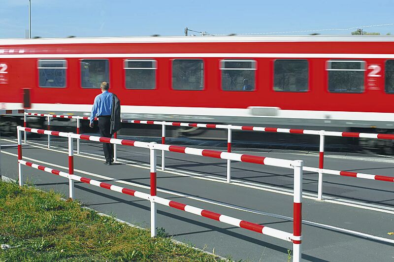 city-line-gelaendersystem-urban__shoKAT0012879 Systemgeländer URBAN, feuerverzinkt und rot-weiß lackiert