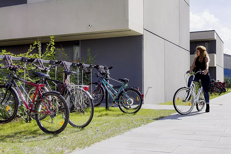 design-lenkerhaltesystem-unit__shoKAT0051096 Design-Lenkerhaltesystem UNIT einseitig, 25 Stellplätze, mit Sicherungsseil (Zubehör), in DB 703 eisenglimmer