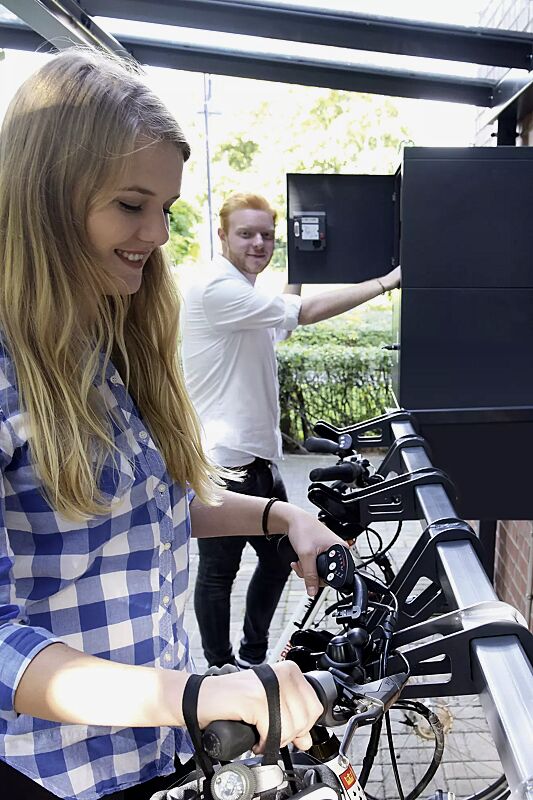 design-lenkerhaltesystem-unit__shoKAT0052342 Design-Lenkerhaltersystem UNIT einseitig, 6 Stellplätze, in RAL 7024 graphitgrau, integriert in Fahrradüberdachung PEGASUS mit Schließfachanlage SECURE