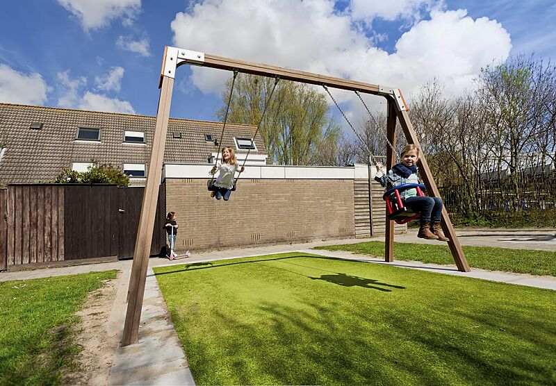 Doppelschaukel SWAY mit Standard-Sicherheitsschaukelsitz und Kleinkind-Sicherheitssitz, Schaukelbalken aus Holz