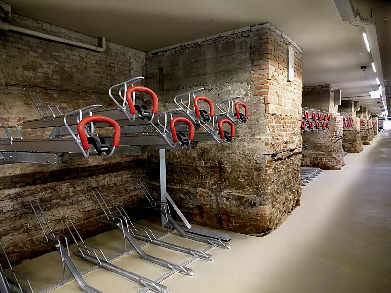 doppelstock-fahrradparksystem-easylift-premium__shoKAT0067472 Doppelstock-Fahrradparksystem EASYLIFT PREMIUM mit kundenspezifischer Aufstellung