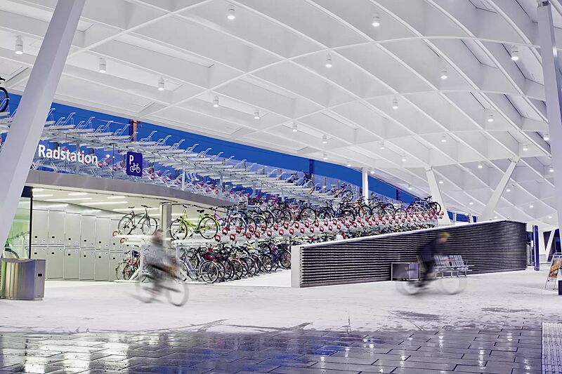 doppelstock-fahrradparksystem-easylift-premium__shoKAT0067473 Doppelstock-Fahrradparksystem EASYLIFT PREMIUM mit kundenspezifischer Aufstellung