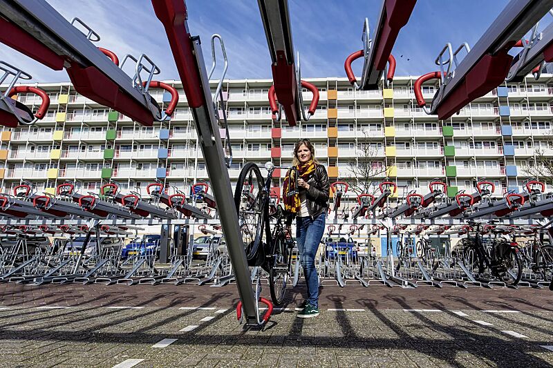 doppelstock-fahrradparksystem-easylift-premium__shoKAT0067476 Doppelstock-Fahrradparksystem EASYLIFT PREMIUM mit kundenspezifischer Aufstellung