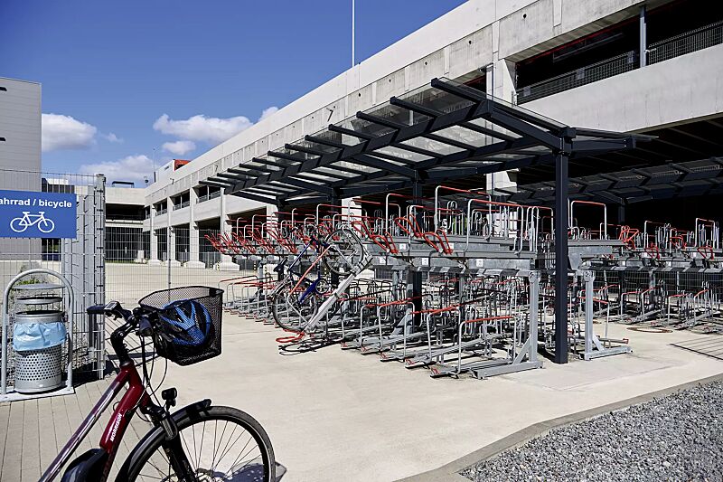 doppelstock-fahrradparksystem-flexhub__shoKAT0077164 Doppelstock-Fahrradparksystem FLEXHUB, sowie Fahrradüberdachung TUCANA