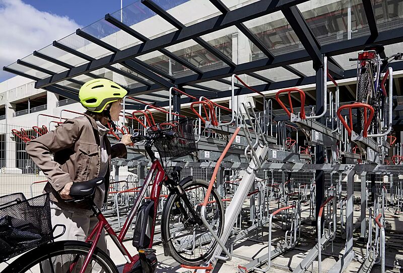 doppelstock-fahrradparksystem-flexhub__shoKAT0077165 Doppelstock-Fahrradparksystem FLEXHUB, sowie Fahrradüberdachung TUCANA
