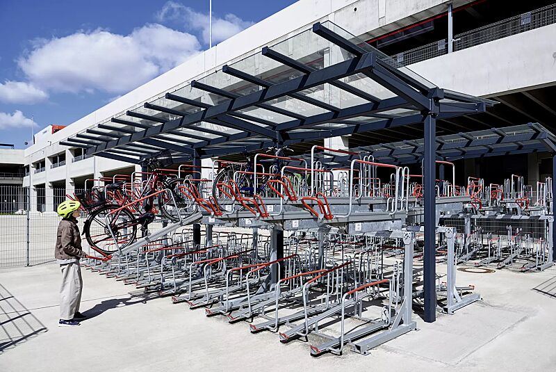 doppelstock-fahrradparksystem-flexhub__shoKAT0077166 Doppelstock-Fahrradparksystem FLEXHUB, sowie Fahrradüberdachung TUCANA
