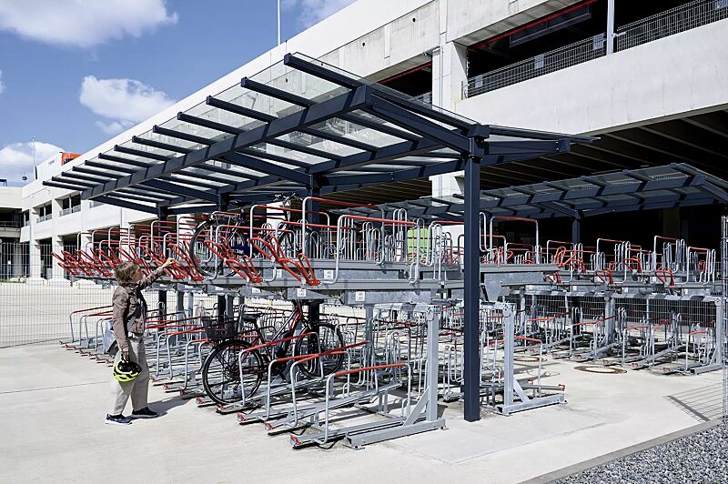 doppelstock-fahrradparksystem-flexhub__shoKAT0077167 Doppelstock-Fahrradparksystem FLEXHUB, sowie Fahrradüberdachung TUCANA