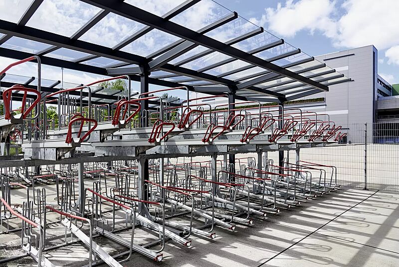 doppelstock-fahrradparksystem-flexhub__shoKAT0077169 Doppelstock-Fahrradparksystem FLEXHUB, sowie Fahrradüberdachung TUCANA